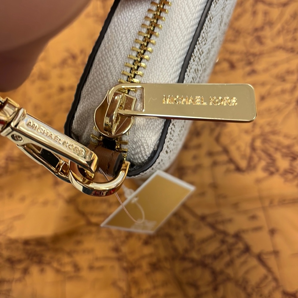 Brand New Michael Kors Large Travel Continental White/Lugg Center Stripe Wallet - Picture 8 of 15